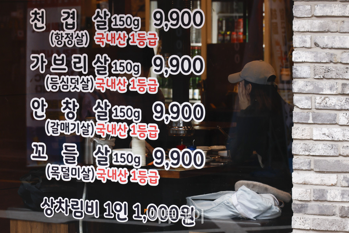 ▲정부와 당정이 27일을 임시 공휴일로 지정한 8일 서울 시내 한 식당가에서 시민들이 발걸음을 옮기고 있다. 정부와 국민의힘은 이날 고위 당정 협의회에서 내수 경기 진작과 관광 활성화 등을 위해 27일을 임시공휴일로 지정했다. 27이리 임시공휴일로 확정되면서 주말인 25일부터 30일까지 모두 엿새간 내리 쉴 수 있게 됐다. 조현호 기자 hyunho@