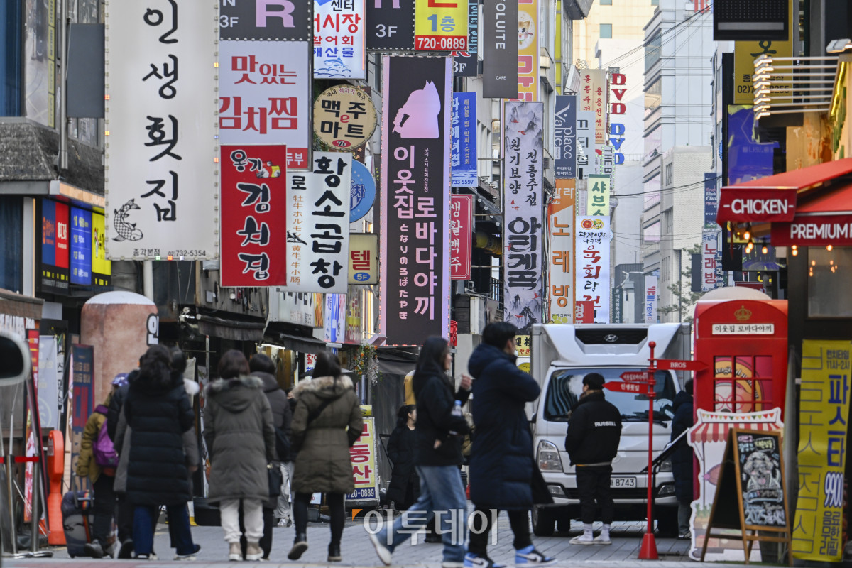 ▲정부와 당정이 27일을 임시 공휴일로 지정한 8일 서울 시내 한 식당가에서 시민들이 발걸음을 옮기고 있다. 정부와 국민의힘은 이날 고위 당정 협의회에서 내수 경기 진작과 관광 활성화 등을 위해 27일을 임시공휴일로 지정했다. 27이리 임시공휴일로 확정되면서 주말인 25일부터 30일까지 모두 엿새간 내리 쉴 수 있게 됐다. 조현호 기자 hyunho@