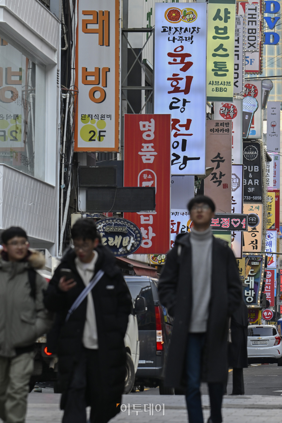 ▲정부와 당정이 27일을 임시 공휴일로 지정한 8일 서울 시내 한 식당가에서 시민들이 발걸음을 옮기고 있다. 정부와 국민의힘은 이날 고위 당정 협의회에서 내수 경기 진작과 관광 활성화 등을 위해 27일을 임시공휴일로 지정했다. 27이리 임시공휴일로 확정되면서 주말인 25일부터 30일까지 모두 엿새간 내리 쉴 수 있게 됐다. 조현호 기자 hyunho@