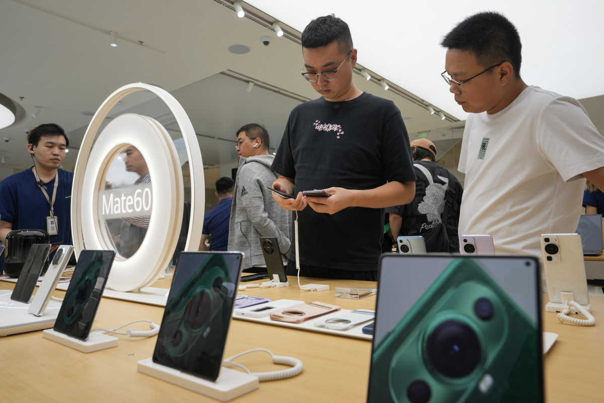 ▲중국 베이징의 화웨이 매장에서 고객들이 스마트폰을 살펴보고 있다. 베이징(중국)/AP뉴시스