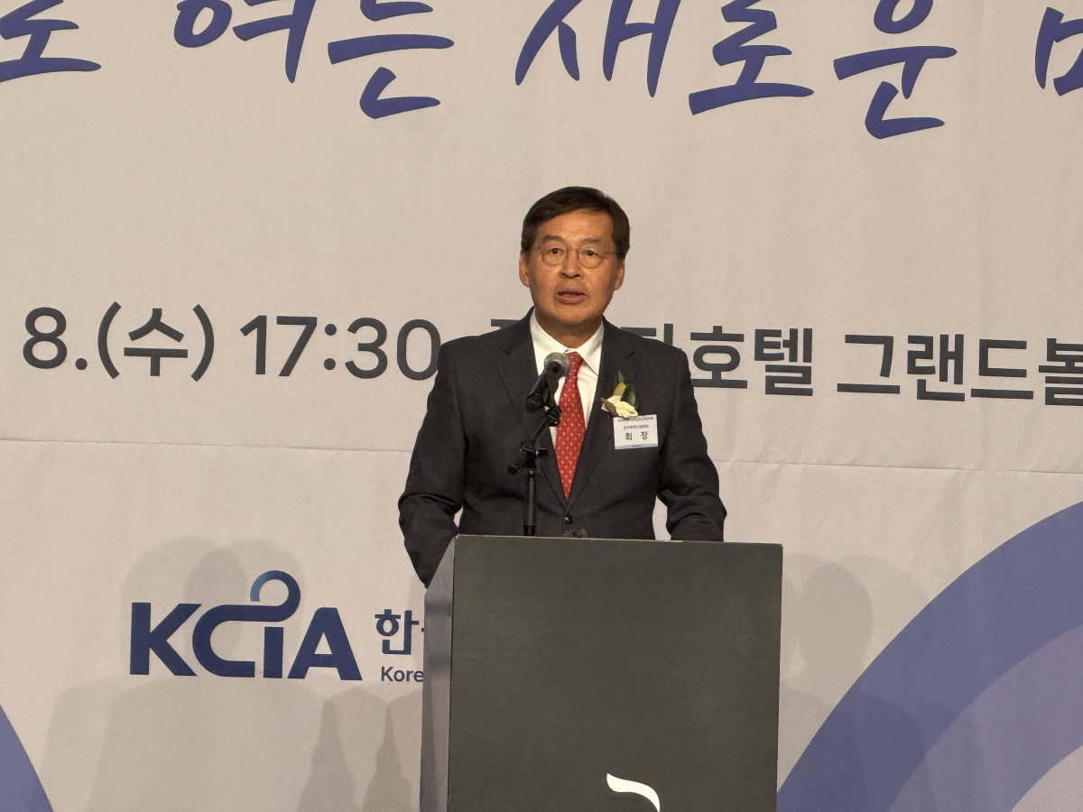 ▲신학철 한국화학산업협회장 겸 LG화학 부회장이 8일 서울 중구 플라자호텔에서 열린 '2025년도 화학산업 신년인사회'에서 신년사를 하고 있다. (김민서 기자 viajeporlune@)