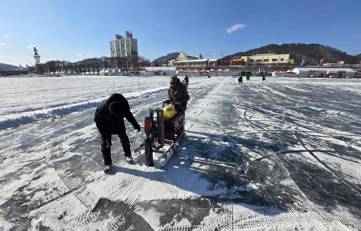 ▲올해 1월 8일 강원 화천군의 산천어축제가 개막을 앞두고 화천천 일대 축제장 조성이 한창인 가운데 축제 관계자들이 얼음낚시터에 구멍을 뚫는 작업을 하고 있다. (연합뉴스)