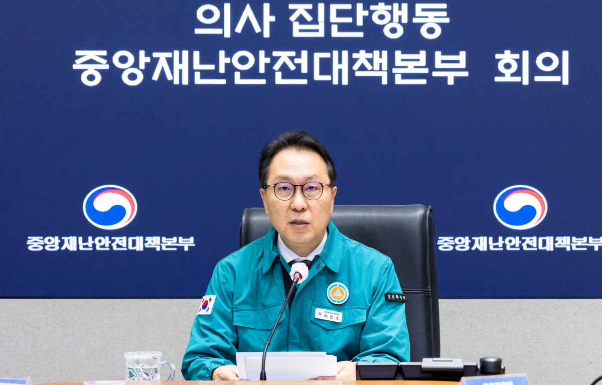 ▲박민수 ‘의사 집단행동 중앙재난안전대책본부(중대본)’ 1총괄조정관(보건복지부 2차관)이 9일 정부서울청사에서 중대본 회의를 주재하고 발언하고 있다. (사진제공=보건복지부)