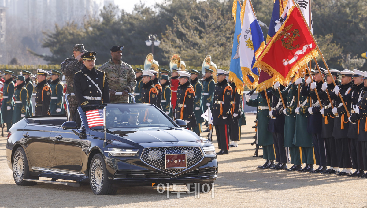 ▲제이비어 브런슨 한미연합군사령관과 김명수 합동참모본부 의장이 9일 서울 용산 국방부 연병장에서 열린 신임 한미연합군사령관 환영 의장 행사에서 열병하고 있다. 조현호 기자 hyunho@