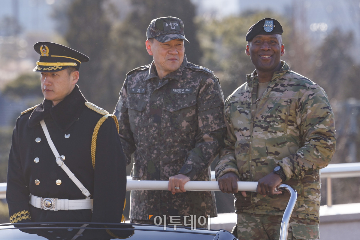 ▲제이비어 브런슨(오른쪽) 한미연합군사령관과 김명수 합동참모본부 의장이 9일 서울 용산 국방부 연병장에서 열린 신임 한미연합군사령관 환영 의장 행사에서 열병하고 있다. 조현호 기자 hyunho@