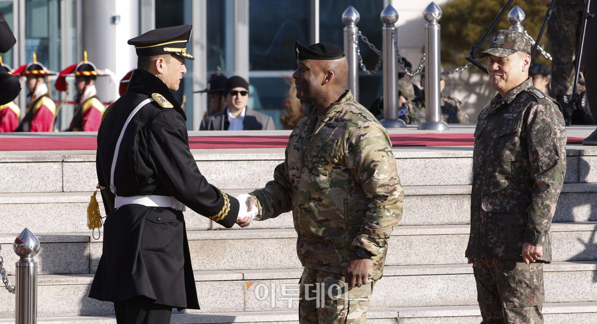 ▲제이비어 브런슨(가운데) 한미연합군사령관이 9일 서울 용산 국방부 연병장에서 열린 신임 한미연합군사령관 환영 의장 행사에서 열병을 마친 후 의장대 대장과 악수를 하고 있다. 조현호 기자 hyunho@