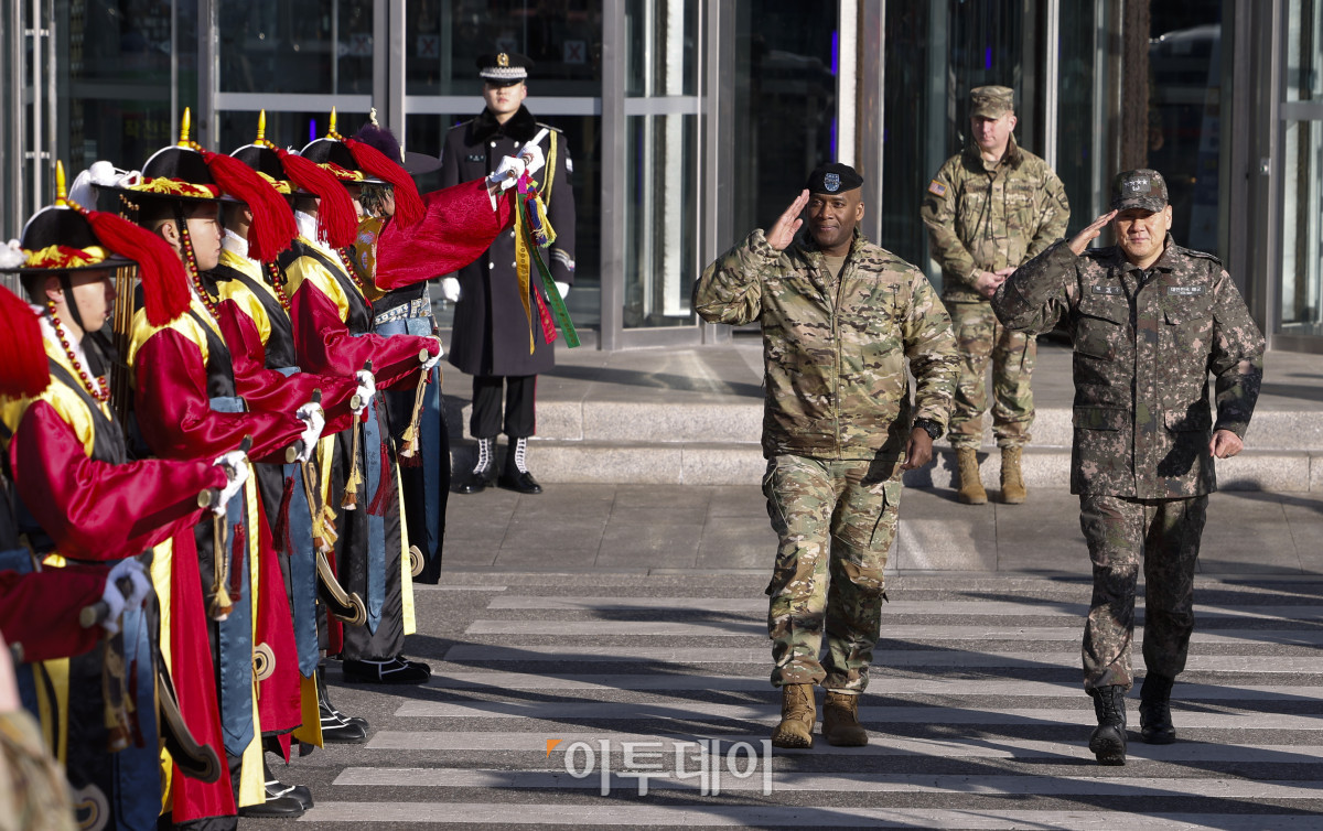 ▲제이비어 브런슨(왼쪽) 한미연합군사령관과 김명수 합동참모본부 의장이 9일 서울 용산 국방부 연병장에서 열린 신임 한미연합군사령관 환영 의장 행사에서 장병들의 경례를 받으며 연병장으로 이동하고 있다. 조현호 기자 hyunho@