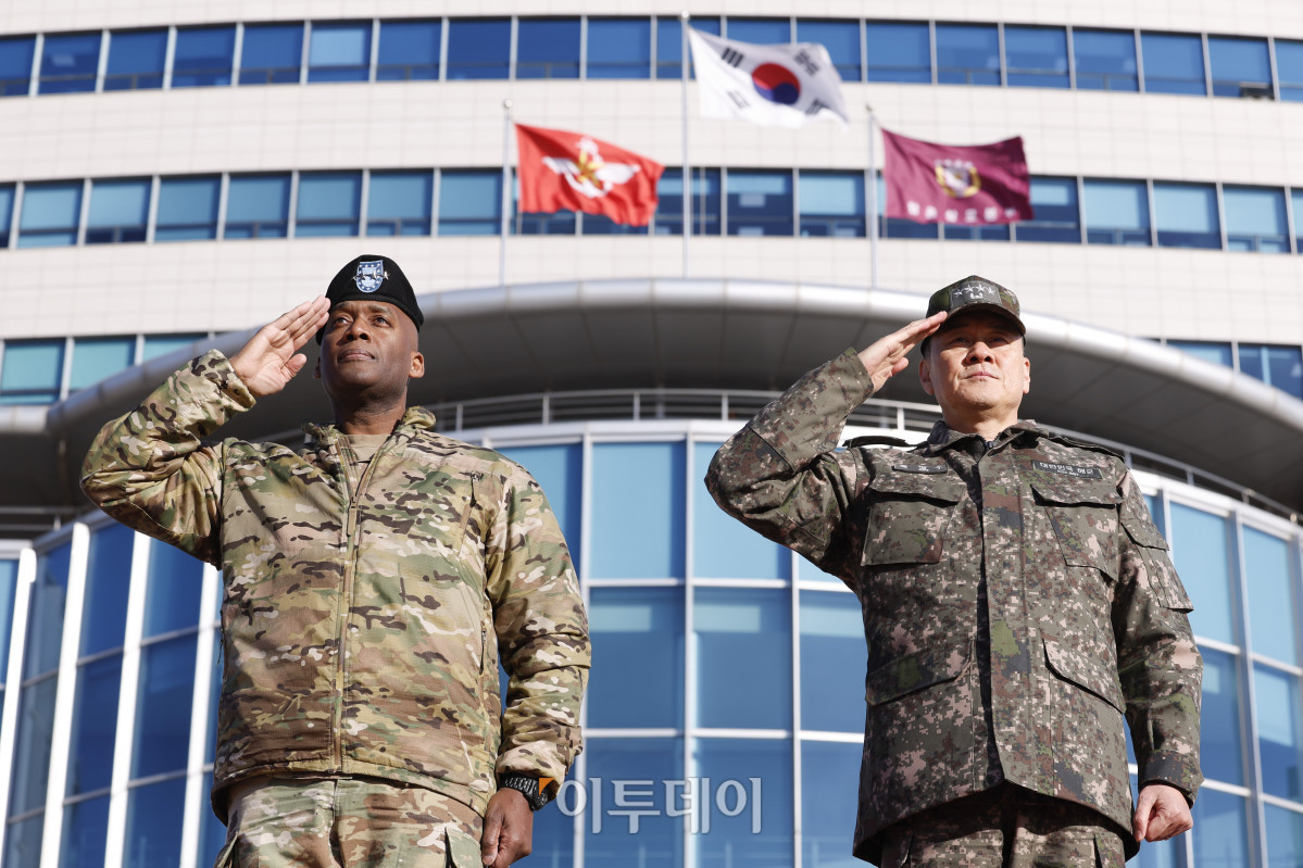 ▲제이비어 브런슨(왼쪽) 한미연합군사령관과 김명수 합동참모본부 의장이 9일 서울 용산 국방부 연병장에서 열린 신임 한미연합군사령관 환영 의장 행사에서 경례하고 있다. 조현호 기자 hyunho@