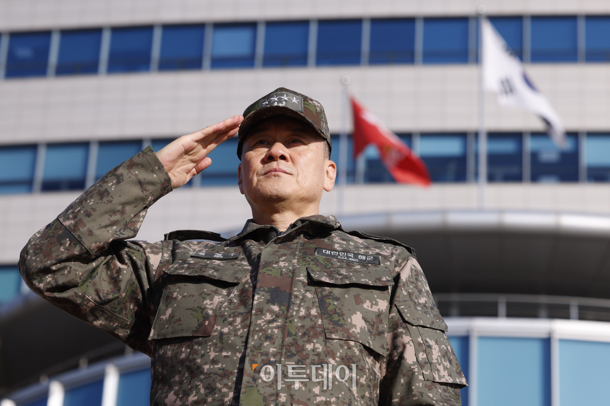 ▲김명수 합동참모본부 의장이 9일 서울 용산 국방부 연병장에서 열린 신임 한미연합군사령관 환영 의장 행사에서 경례하고 있다. 조현호 기자 hyunho@