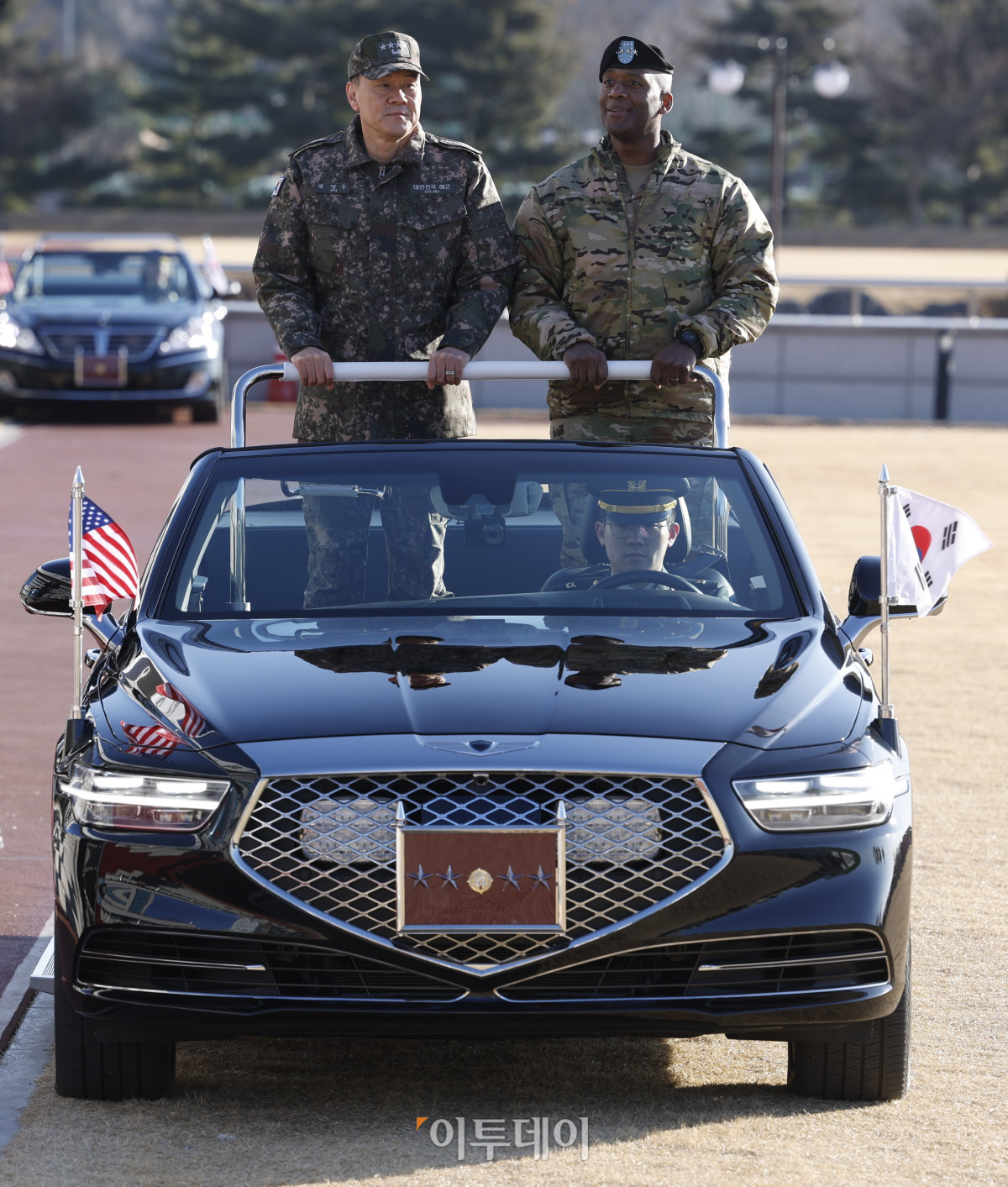 ▲제이비어 브런슨(오른쪽) 한미연합군사령관과 김명수 합동참모본부 의장이 9일 서울  용산 국방부 연병장에서 열린 신임 한미연합군사령관 환영 의장 행사에서 열병하고 있다. 조현호 기자 hyunho@