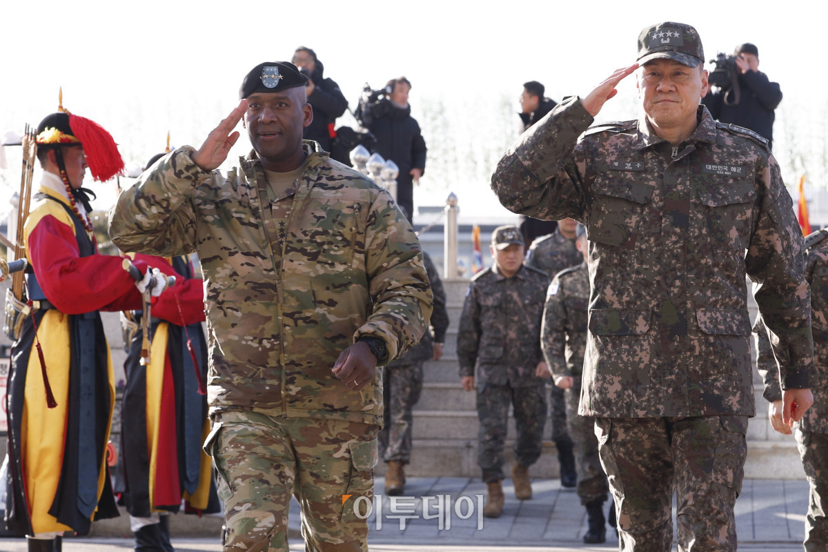 ▲제이비어 브런슨(왼쪽) 한미연합군사령관과 김명수 합동참모본부 의장이 9일 서울 용산 국방부 연병장에서 열린 신임 한미연합군사령관 환영 의장 행사를 마친 후 합동참모본부 청사로 이동하고 있다. 조현호 기자 hyunho@