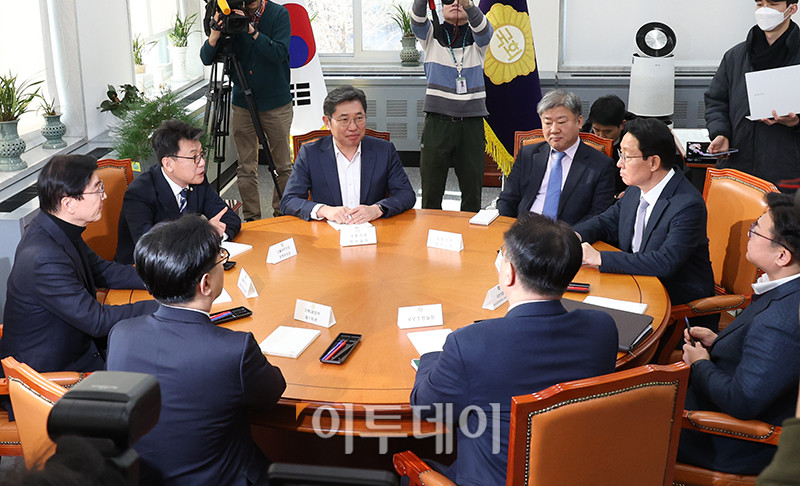 ▲이해식(왼쪽부터 시계방향) 더불어민주당 대표 비서실장, 진성준 정책위의장, 조오섭 국회의장 비서실장, 곽현 정무수석,  김상훈 국민의힘 정책위의장, 강명구 비대위원장 비서실장, 방기선 국무조정실장, 김범석 기획재정부 1차관이 9일 서울 여의도 국회에서 국정협의체 첫 실무협의를 하고 있다. 고이란 기자 photoeran@