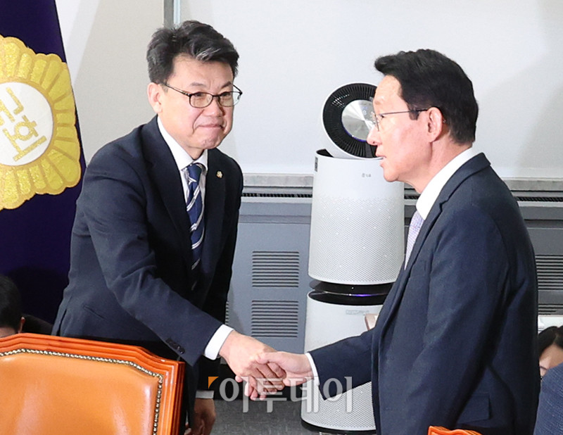 ▲진성준(왼쪽) 더불어민주당 정책위의장과 김상훈 국민의힘 정책위의장이 9일 서울 여의도 국회에서 열린 국정협의체 첫 실무협의에서 악수하고 있다. 고이란 기자 photoeran@