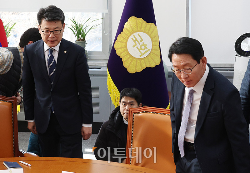 ▲진성준(왼쪽) 더불어민주당 정책위의장과 김상훈 국민의힘 정책위의장이 9일 서울 여의도 국회에서 열린 국정협의체 첫 실무협의에 참석하고 있다. 고이란 기자 photoeran@