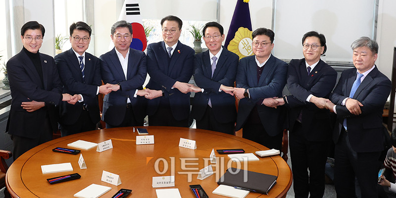 ▲이해식(왼쪽부터) 더불어민주당 대표 비서실장, 진성준 정책위의장, 조오섭 국회의장 비서실장, 방기선 국무조정실장, 김상훈 국민의힘 정책위의장, 강명구 비대위원장 비서실장, 김범석 기획재정부 1차관, 곽현 정무수석비서관이 9일 서울 여의도 국회에서 열린 국정협의체 첫 실무협의에서 손을 잡고 기념촬영을 하고 있다. 고이란 기자 photoeran@
