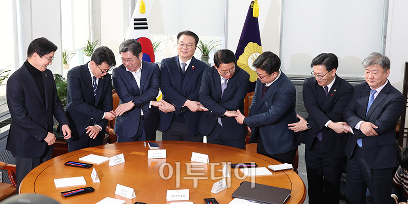 ▲이해식(왼쪽부터) 더불어민주당 대표 비서실장, 진성준 정책위의장, 조오섭 국회의장 비서실장, 방기선 국무조정실장, 김상훈 국민의힘 정책위의장, 강명구 비대위원장 비서실장, 김범석 기획재정부 1차관, 곽현 정무수석비서관이 9일 서울 여의도 국회에서 열린 국정협의체 첫 실무협의에서 손을 잡고 기념촬영을 하고 있다. 고이란 기자 photoeran@