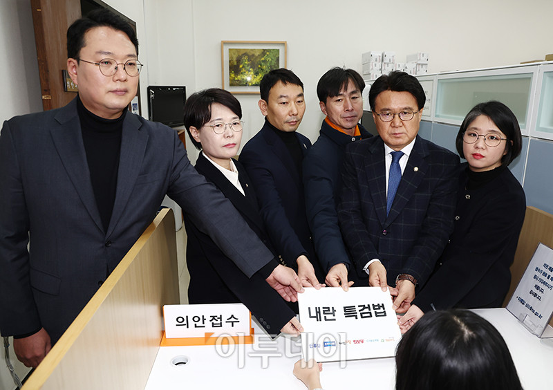 ▲야6당 의원들이 9일 서울 여의도 국회 의안과에서 내란 특검법을 제출하고 있다. 왼쪽부터 천하람 개혁신당 원내대표, 전종덕 진보당 의원, 김용민 더불어민주당 원내정책수석부대표, 한창민 사회민주당 대표, 황운하 조국혁신당 원내대표, 용혜인 기본소득당 대표. 고이란 기자 photoeran@