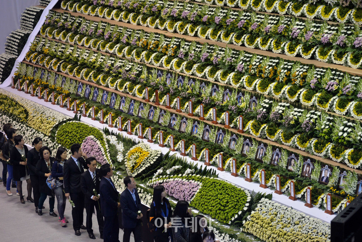 ▲ 세월호 참사 당시인 2014년 4월 희생자 추모를 위해 경기 안산 올림픽기념관 실내체육관에 임시로 마련된 합동 분향소에 조문 행렬이 이어지고 있다. (이투데이 DB)