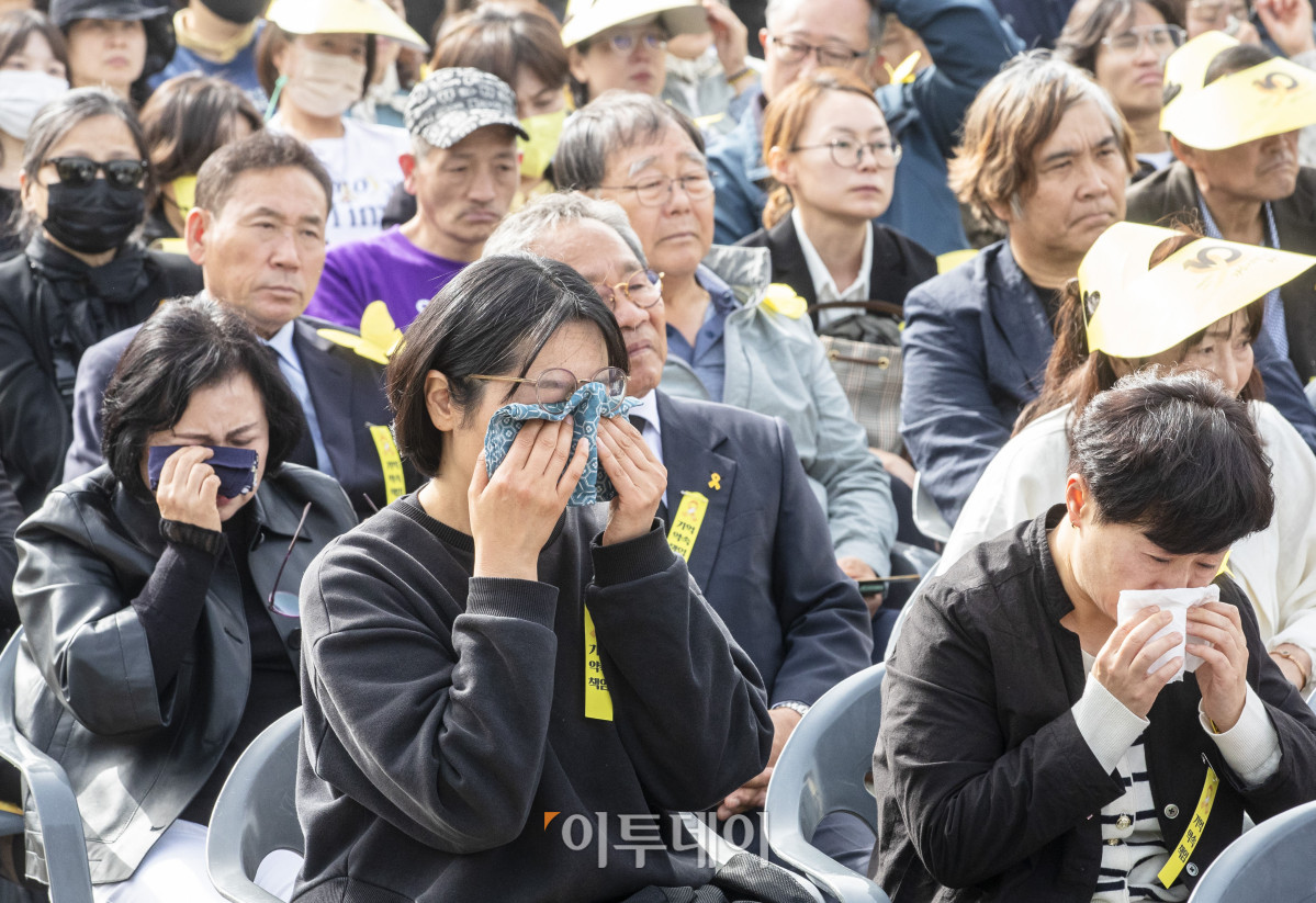 ▲ 세월호 참사 10주기인 지난해 4월 16일 오후 경기 안산시 단원구 화랑유원지에서 열린 ‘세월호 참사 10주기 기억식’ 참석자들이 눈물을 흘리고 있다. (조현호 기자 hyunho@)