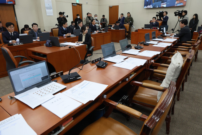 ▲9일 오전 서울 여의도 국회에서 열린 환경노동위원회 전체회의에서 여당 의석이 비어있다. (뉴시스)