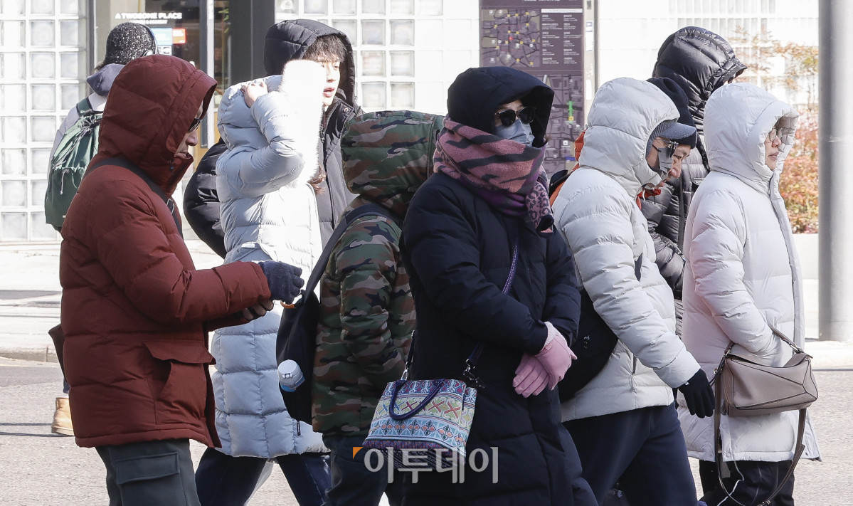 ▲서울을 포함한 중부 지방과 남부 곳곳에 한파특보가 발효중인 9일 서울 중구 청계광장 인근에서 두꺼운 외투를 입은 시민들이 발걸음을 재촉하고 있다. 이날 기상청에 따르면 북서쪽에서 남하한 찬 공기로 인해 기온이 큰 폭으로 떨어져 체감온도는 더욱 낮아 매우 춥겠으며 한낮에도 종일 영하권 추위가 이어지겠다고 전했다. 조현호 기자 hyunho@