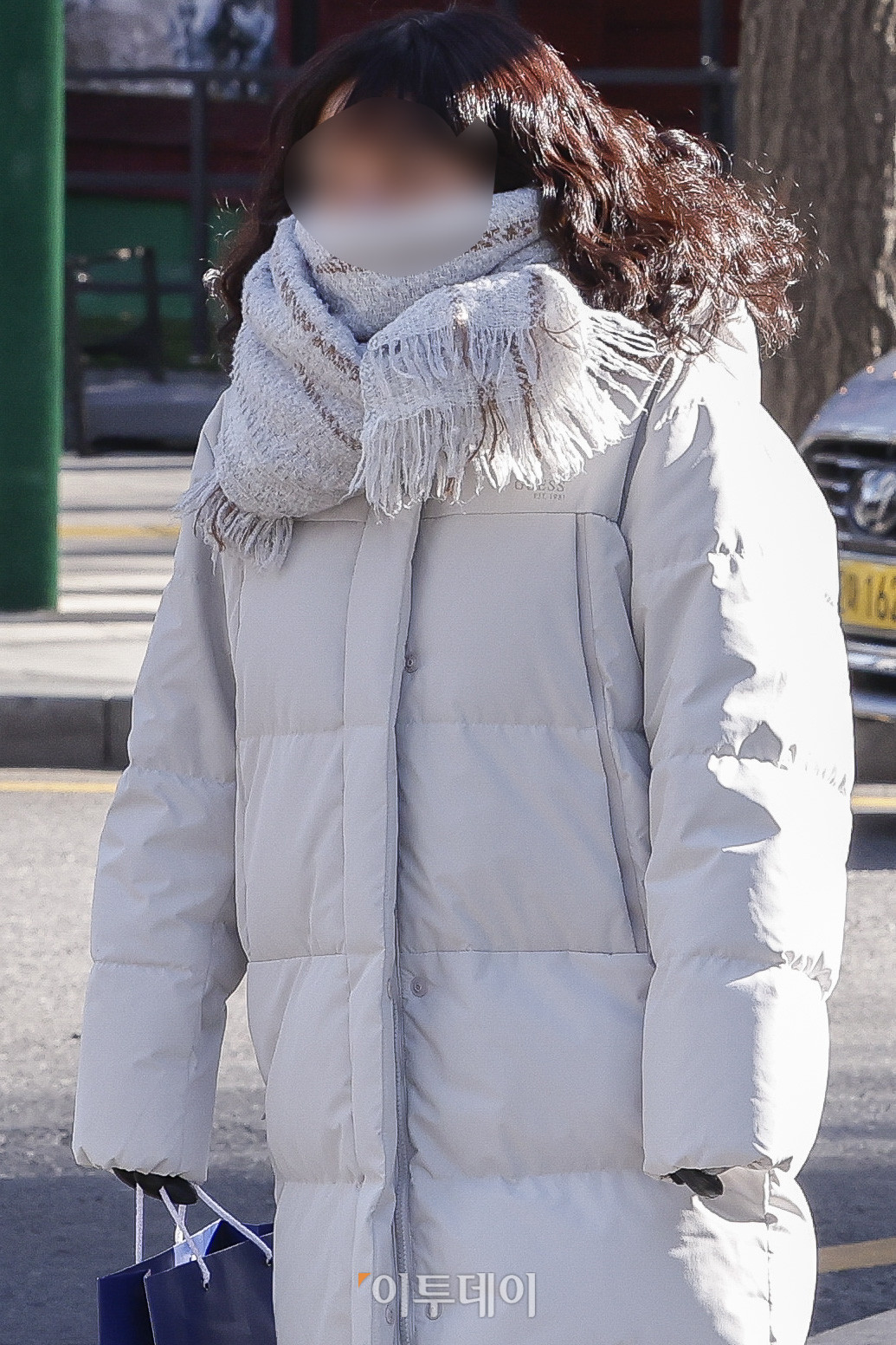 ▲서울 중구 청계광장 인근에서 두꺼운 외투를 입은 시민들이 발걸음을 재촉하고 있다. 조현호 기자 hyunho@