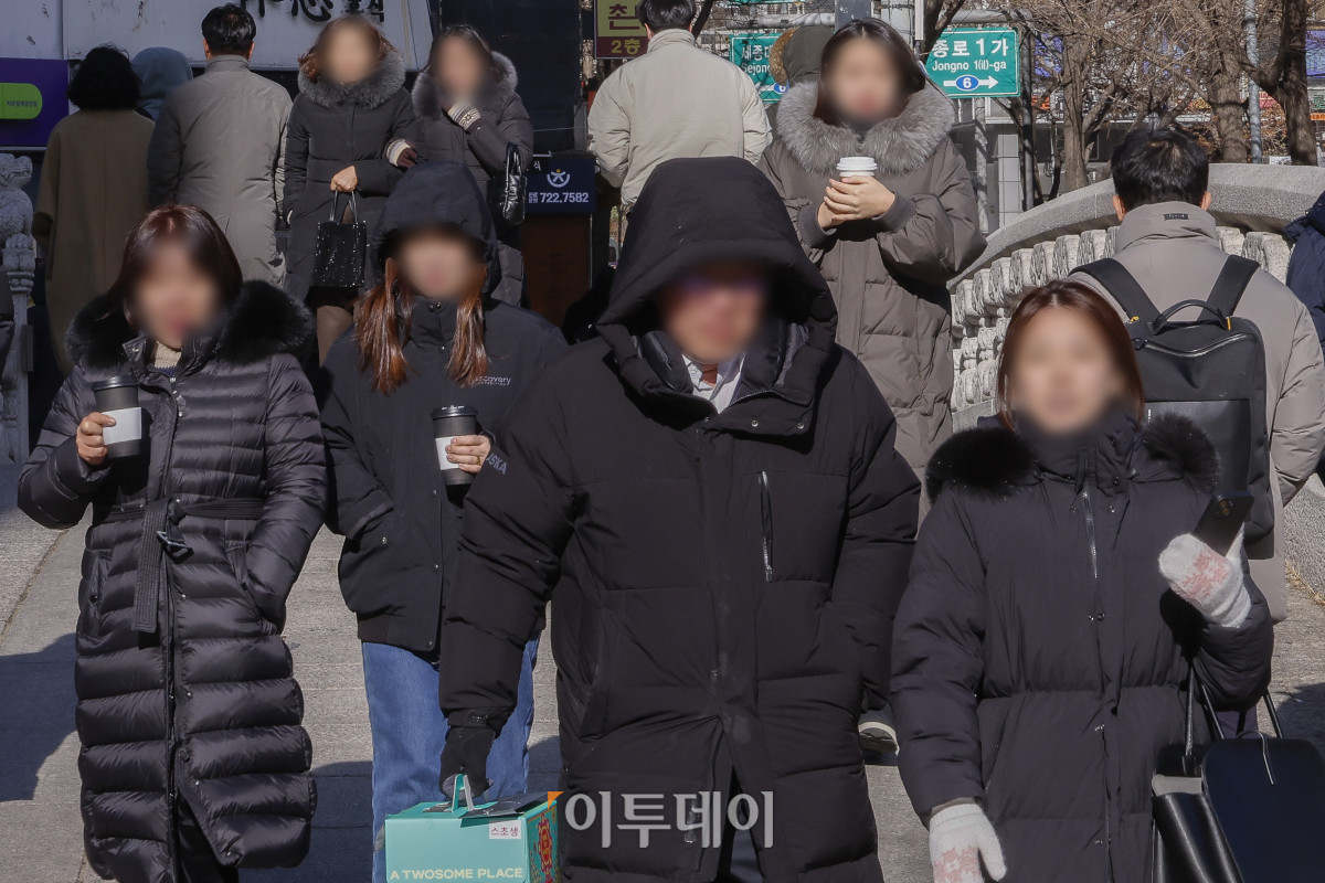 ▲서울을 포함한 중부 지방과 남부 곳곳에 한파특보가 발효중인 9일 서울 중구 청계광장 인근에서 두꺼운 외투를 입은 시민들이 발걸음을 재촉하고 있다. 이날 기상청에 따르면 북서쪽에서 남하한 찬 공기로 인해 기온이 큰 폭으로 떨어져 체감온도는 더욱 낮아 매우 춥겠으며 한낮에도 종일 영하권 추위가 이어지겠다고 전했다. 조현호 기자 hyunho@
