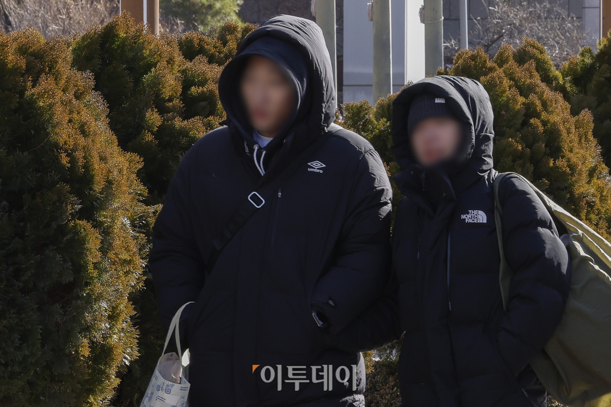 ▲서울을 포함한 중부 지방과 남부 곳곳에 한파특보가 발효중인 9일 서울 중구 청계광장 인근에서 두꺼운 외투를 입은 시민들이 발걸음을 재촉하고 있다. 이날 기상청에 따르면 북서쪽에서 남하한 찬 공기로 인해 기온이 큰 폭으로 떨어져 체감온도는 더욱 낮아 매우 춥겠으며 한낮에도 종일 영하권 추위가 이어지겠다고 전했다. 조현호 기자 hyunho@