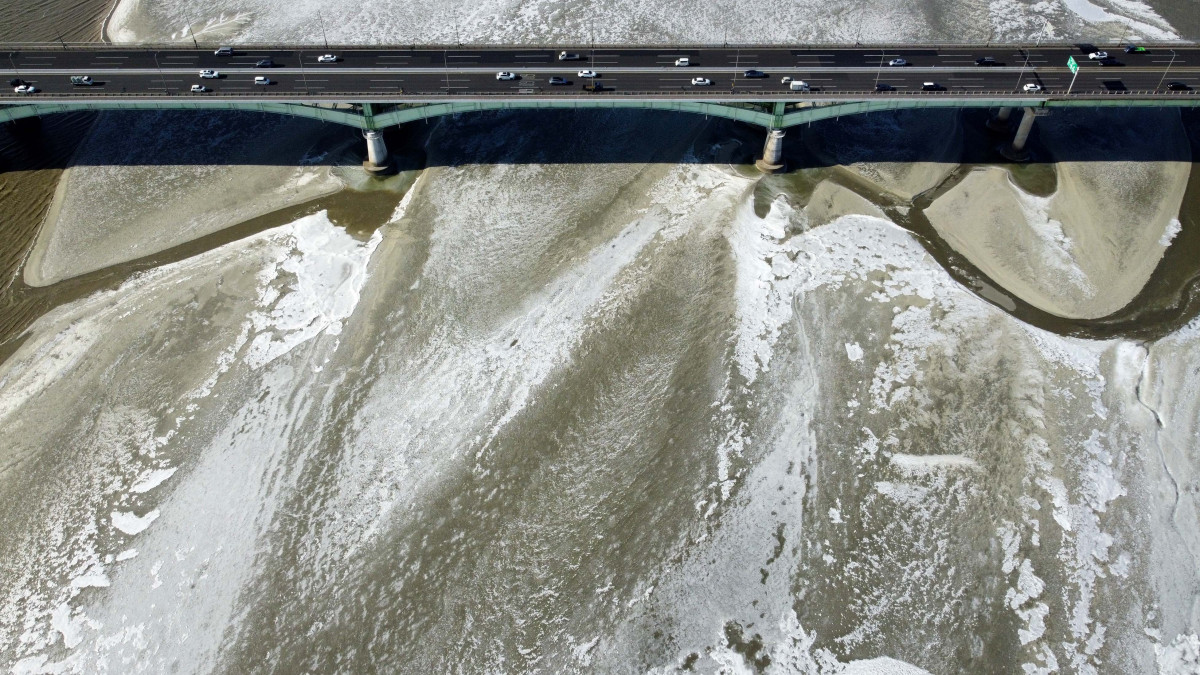 ▲서울 아침 최저기온이 영하12도를 기록하는 등 전국에 강추위가 찾아온 9일 경기 김포시 한강 하류에 얼음이 얼어 있다. 신태현 기자 holjjak@