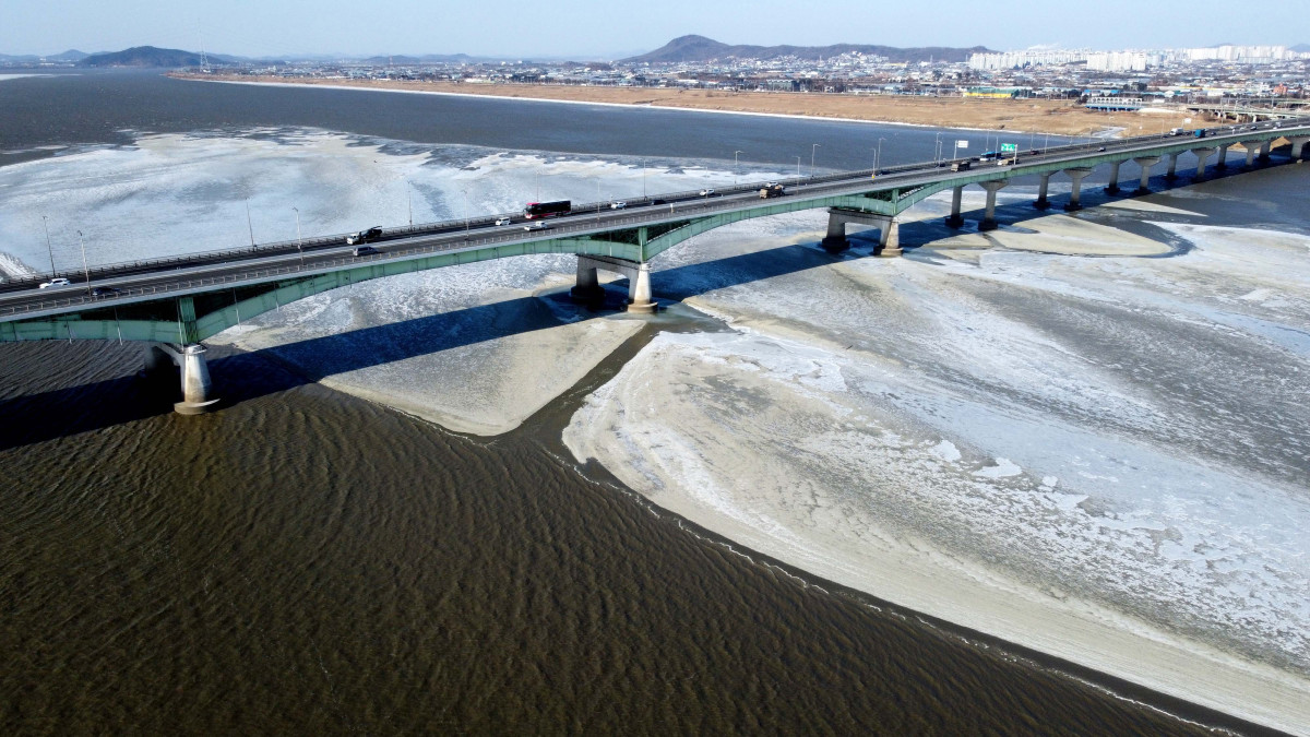 ▲서울 아침 최저기온이 영하12도를 기록하는 등 전국에 강추위가 찾아온 9일 경기 김포시 한강 하류에 얼음이 얼어 있다. 신태현 기자 holjjak@