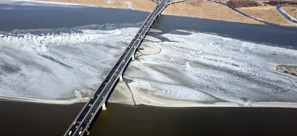 ▲서울 아침 최저기온이 영하12도를 기록하는 등 전국에 강추위가 찾아온 9일 경기 김포시 한강 하류에 얼음이 얼어 있다. 신태현 기자 holjjak@