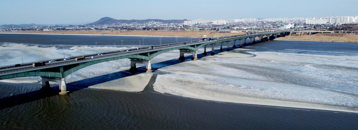 ▲서울 아침 최저기온이 영하12도를 기록하는 등 전국에 강추위가 찾아온 9일 경기 김포시 한강 하류에 얼음이 얼어 있다. 신태현 기자 holjjak@