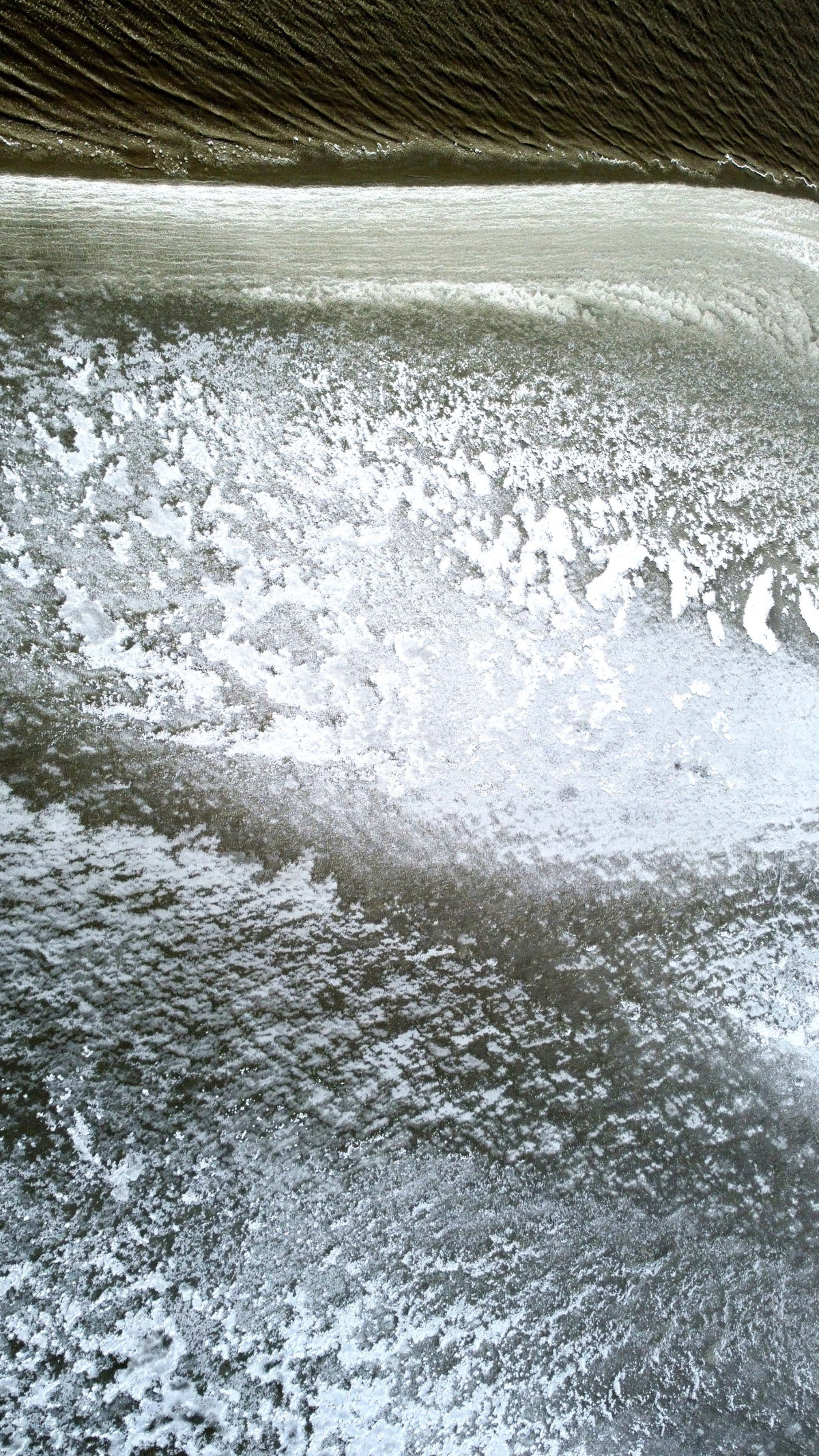 ▲서울 아침 최저기온이 영하12도를 기록하는 등 전국에 강추위가 찾아온 9일 경기 김포시 한강 하류에 얼음이 얼어 있다. 신태현 기자 holjjak@