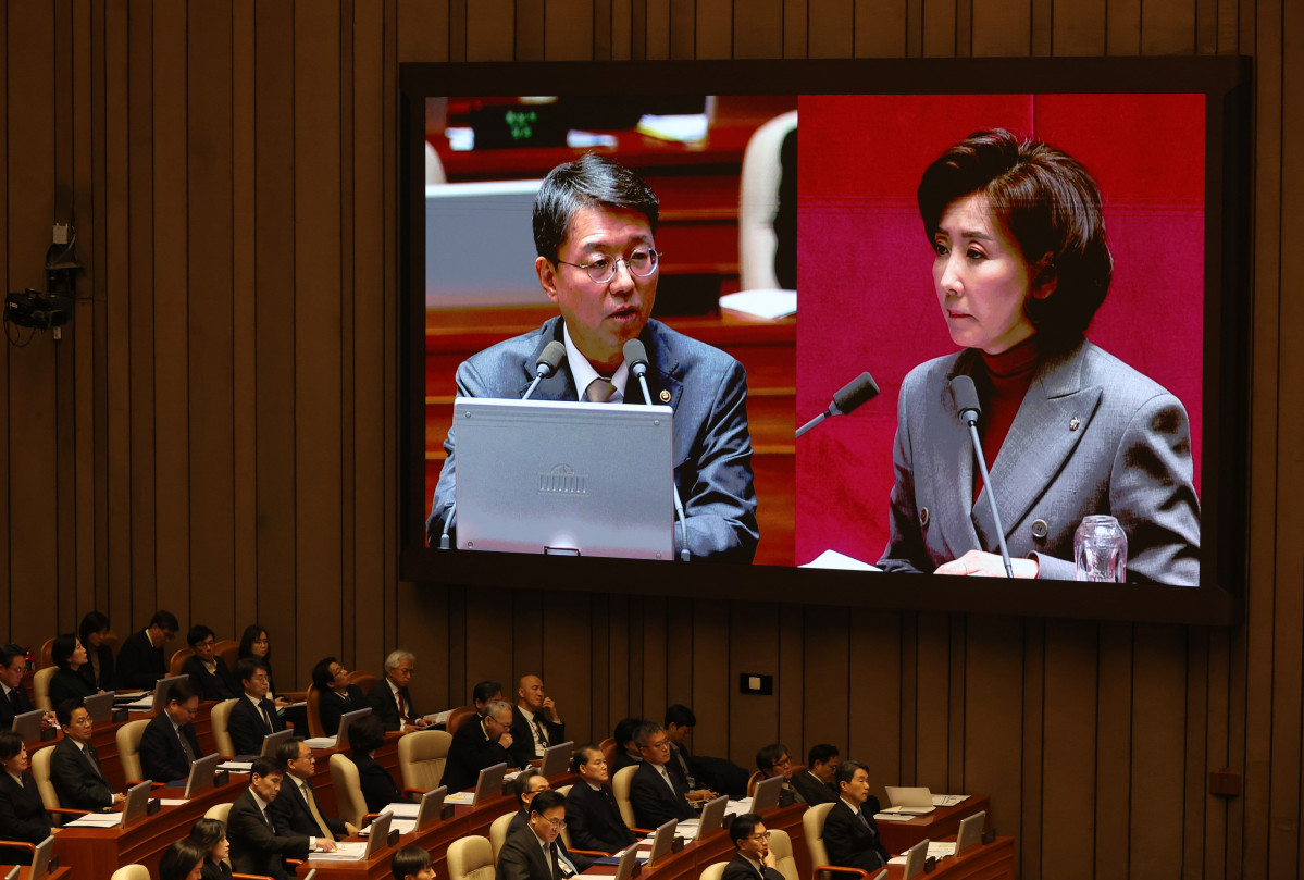 ▲김정원 헌법재판소 사무처장이 9일 서울 여의도 국회에서 열린 제420회 국회(임시회) 제5차 본회의, 윤석열 대통령 위헌적 비상계엄 선포 내란혐의 및 제주항공 여객기 참사 진상규명 관련 긴급현안질문에서 나경원 국민의힘 의원 질의에 답하고 있다. (뉴시스)