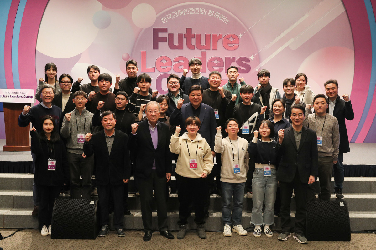 ▲류진 한국경제인협회 회장, 서정진 셀트리온 회장을 비롯한 내빈들이 지난해 1월 강릉 라카이 샌드파인 리조트에서 열린 ‘한경협 퓨처 리더스 캠프’에 참석해 참가자들과 기념촬영을 하고 있다. (사진제공=한국경제인협회)