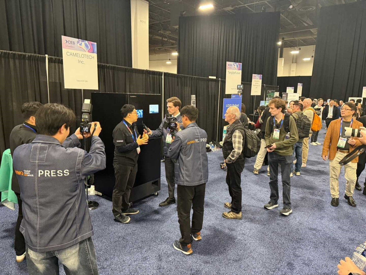 ▲5일(현지시간) 미국 라스베이거스 만달라베이에서 열린 CES 2025 언베일드 행사에서 정원철 카멜로테크 대표가 해외 미디어 관계자에게 카멜레온 시스템에 대해 설명하고 있다. 사진제공-서울시