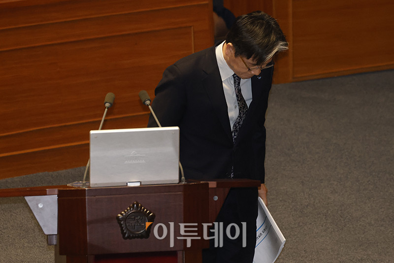 ▲오동운 공수처장이 9일 서울 여의도 국회 본회의에서 열린 윤석열 대통령 위헌적 비상계엄 선포 내란혐의 및 제주항공 여객기 참사 진상규명 관련 긴급현안질문에 앞서 인사하고 있다. 고이란 기자 photoeran@