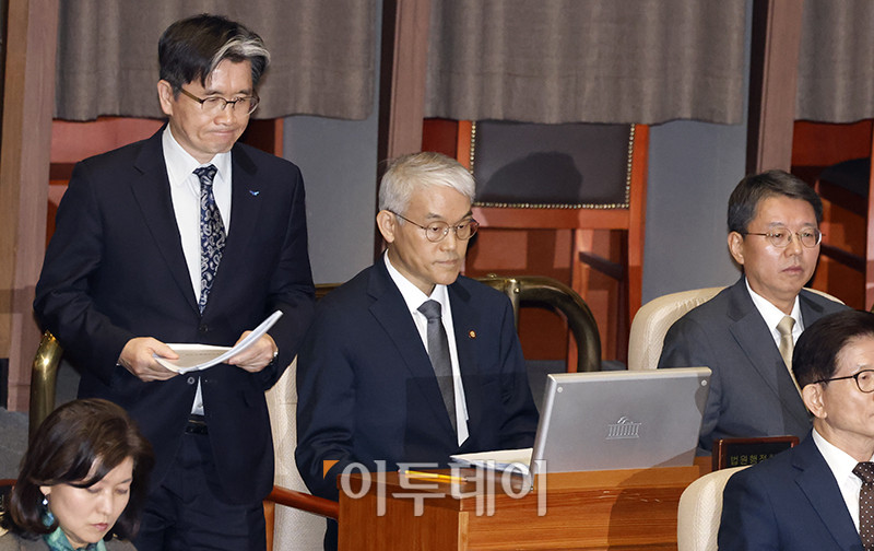 ▲오동운(왼쪽부터) 공수처장, 천대엽 법원행정처장, 김정원 헌법재판소 사무처장이 9일 서울 여의도 국회 본회의에서 열린 윤석열 대통령 위헌적 비상계엄 선포 내란혐의 및 제주항공 여객기 참사 진상규명 관련 긴급현안질문에 참석하고 있다. 고이란 기자 photoeran@