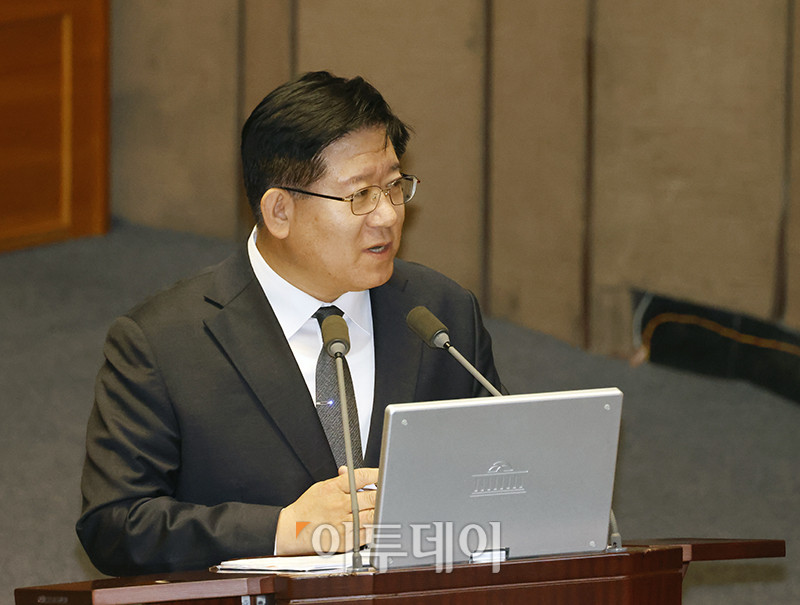 ▲이호영 경찰청장 직무대행이 9일 서울 여의도 국회 본회의에서 열린 윤석열 대통령 위헌적 비상계엄 선포 내란혐의 및 제주항공 여객기 참사 진상규명 관련 긴급현안질문에서 의원 질의에 답변하고 있다. 고이란 기자 photoeran@