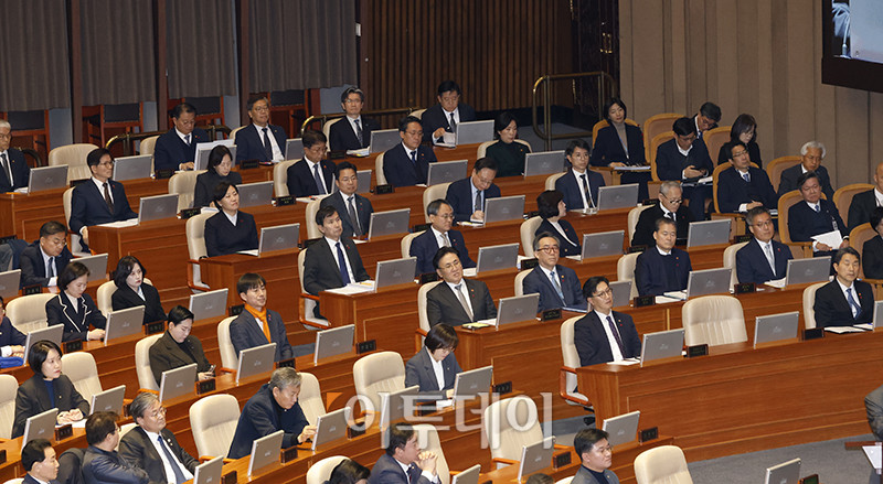 ▲9일 서울 여의도 국회 본회의에서 열린 윤석열 대통령 위헌적 비상계엄 선포 내란혐의 및 제주항공 여객기 참사 진상규명 관련 긴급현안질문에 이주호 사회부총리 겸 교육부 장관을 비롯한 국무위원들이 참석하고 있다. 고이란 기자 photoeran@