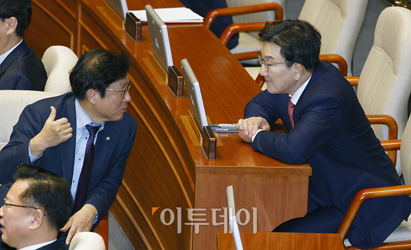 ▲권성동(오른쪽) 국민의힘 원내대표와 박형수 원내수석부대표가 9일 서울 여의도 국회 본회의에서 열린 윤석열 대통령 위헌적 비상계엄 선포 내란혐의 및 제주항공 여객기 참사 진상규명 관련 긴급현안질문에서 대화하고 있다. 고이란 기자 photoeran@