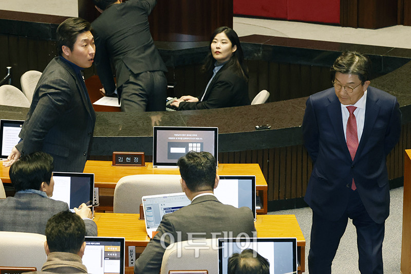 ▲9일 서울 여의도 국회 본회의에서 열린 윤석열 대통령 위헌적 비상계엄 선포 내란혐의 및 제주항공 여객기 참사 진상규명 관련 긴급현안질문에서 김용만(왼쪽) 더불어민주당 의원이 권성동 국민의힘 원내대표를 향해 항의하고 있다. 고이란 기자 photoeran@