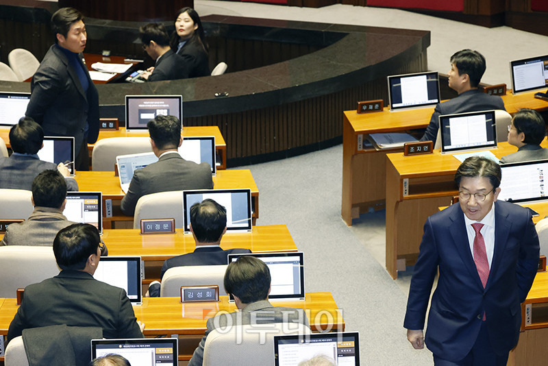 ▲9일 서울 여의도 국회 본회의에서 열린 윤석열 대통령 위헌적 비상계엄 선포 내란혐의 및 제주항공 여객기 참사 진상규명 관련 긴급현안질문에서 김용만(왼쪽) 더불어민주당 의원이 권성동 국민의힘 원내대표를 향해 항의하고 있다. 고이란 기자 photoeran@