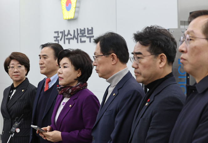 ▲국회 행정안전위원회 조은희 여당 간사 등 국민의힘 의원들과 경찰 출신 이만희 의원이 9일 오전 민주당 이상식 의원이 소셜미디어에 '당과 국가수사본부 간의 메신저 역할을 했다'는 내용의 글을 올렸던 것과 관련해 서울 서대문구 경찰청 국가수사본부를 항의 방문한 뒤 취재진 앞에서 발언하고 있다. (연합뉴스)