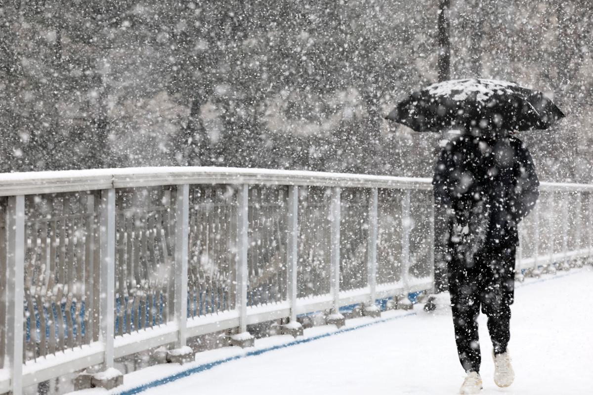 ▲ 9일 오후 광주 서구 쌍촌동에서 한 시민이 폭설에 우산을 쓰고 걷고 있다. (연합뉴스)