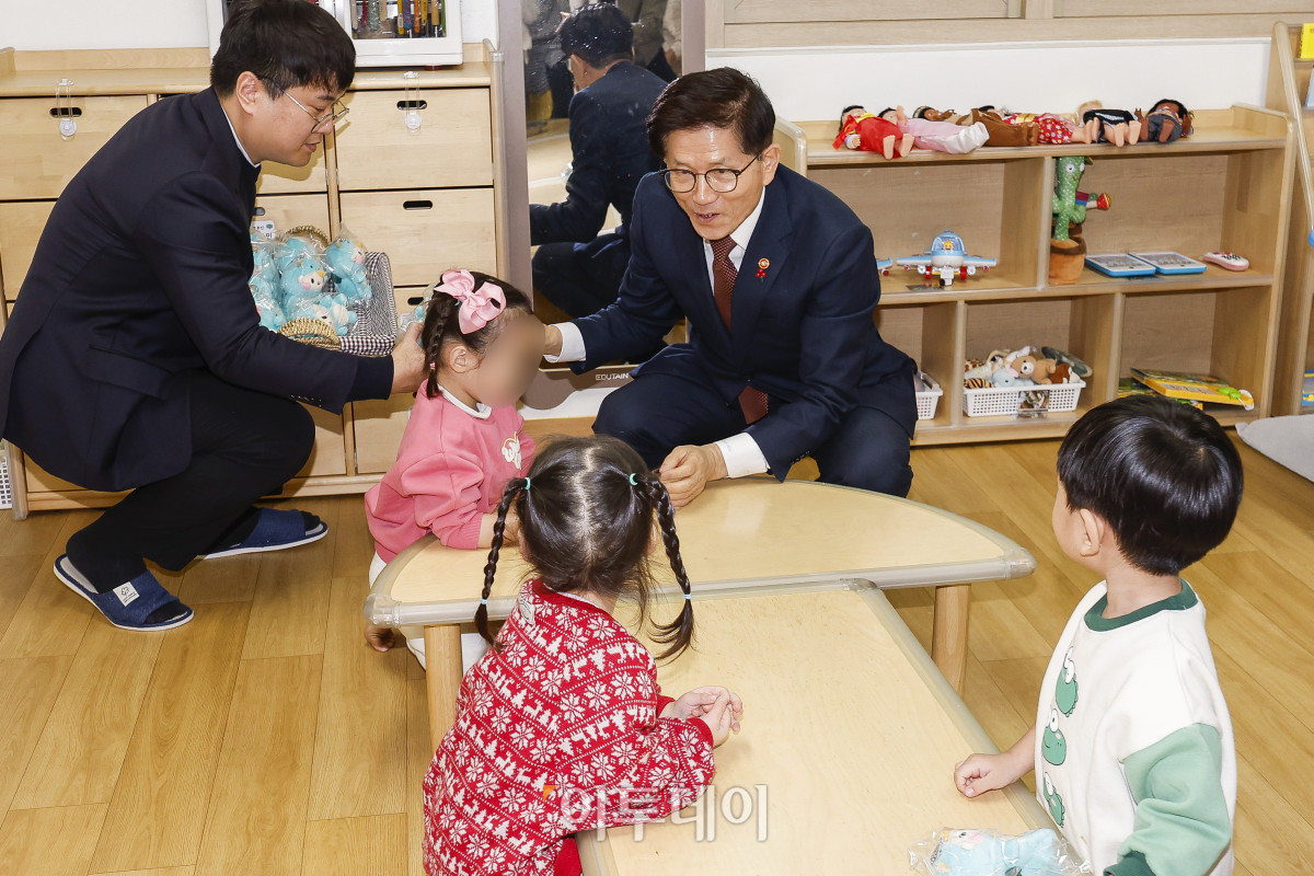▲김문수 고용노동부 장관이 7일 공공어린이집 현장 방문을 위해 서울 마포구 근로복지공단 마포 어린이집을 방문해 아이들에게 선물을 전달하고 있다. 조현호 기자 hyunho@