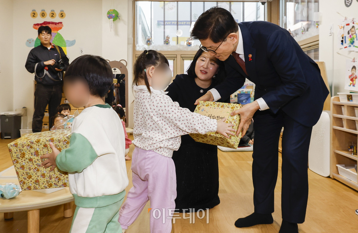 ▲김문수 고용노동부 장관이 7일 공공어린이집 현장 방문을 위해 서울 마포구 근로복지공단 마포 어린이집을 방문해 아이들에게 선물을 전달하고 있다. 조현호 기자 hyunho@