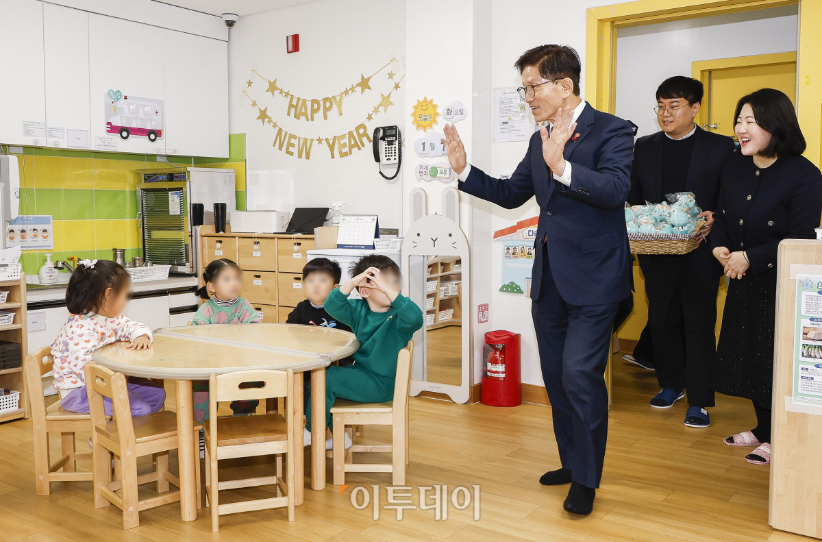 ▲김문수 고용노동부 장관이 7일 공공어린이집 현장 방문을 위해 서울 마포구 근로복지공단 마포 어린이집을 방문해 아이들과 인사하고 있다. 조현호 기자 hyunho@