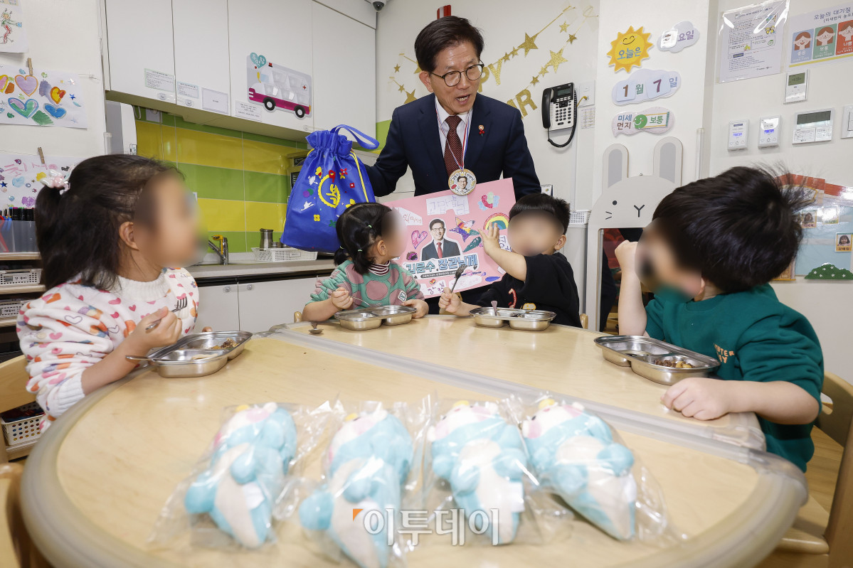 ▲김문수 고용노동부 장관이 7일 공공어린이집 현장 방문을 위해 서울 마포구 근로복지공단 마포 어린이집을 방문해 아이들에게 받은 선물과 편지를 들어보이고 있다. 조현호 기자 hyunho@