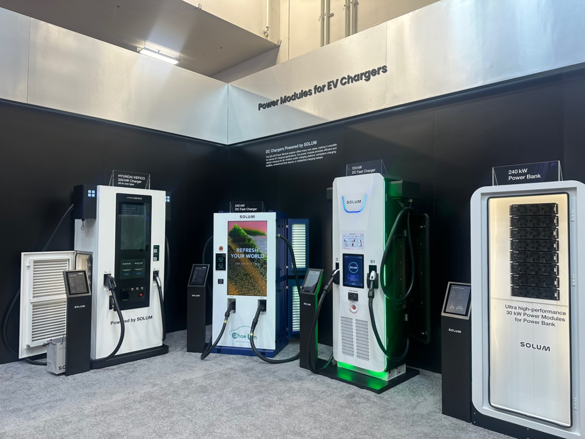 ▲'CES 2025' 솔루엠 전시관에 설치된 전기차 충전기용 파워모듈 모습.  (이수진 기자)